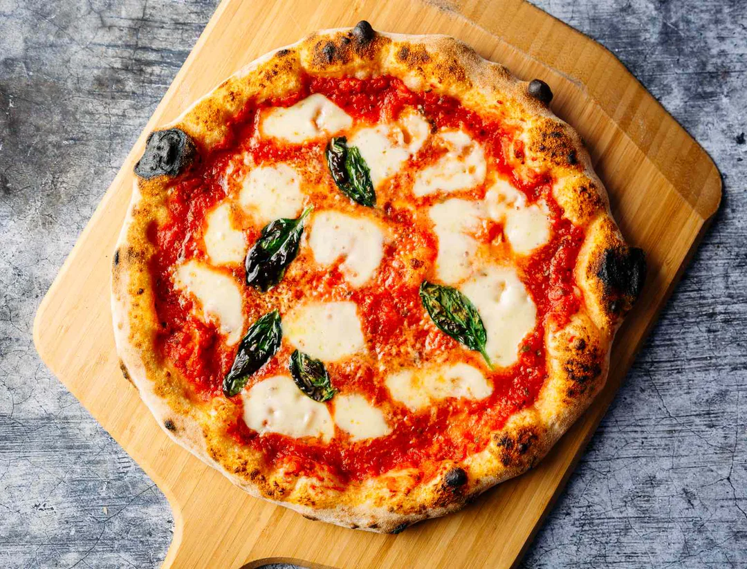 Vedugnsbakad pizza i modern tappning